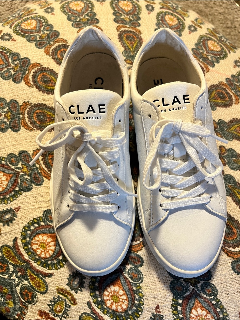 These are CLAE Bradley Vegan Sneakers in a white colorway Men’s 4 Women’s 5.5